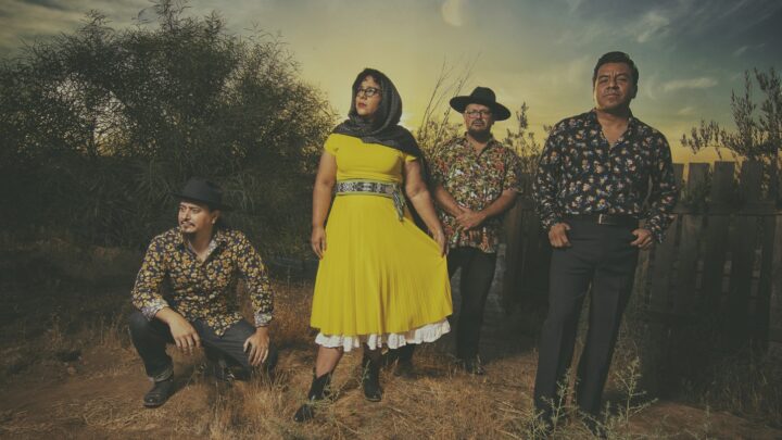 Presenta La Santa Cecilia sencillo “Dos Botellas de Mezcal”